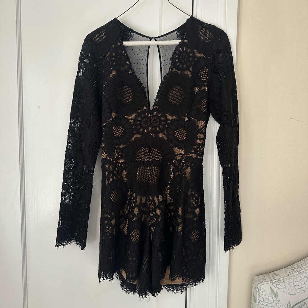 ALEXIS BLACK ROMPER 
size medium